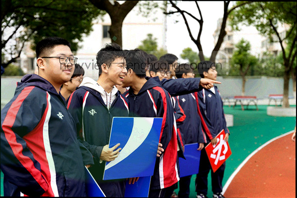 电脑上的安装进度条和安装完成图标示意